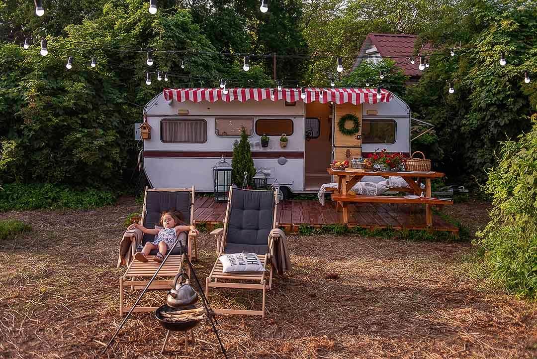 side view of a lived in travel trailer not sunject to tire wear