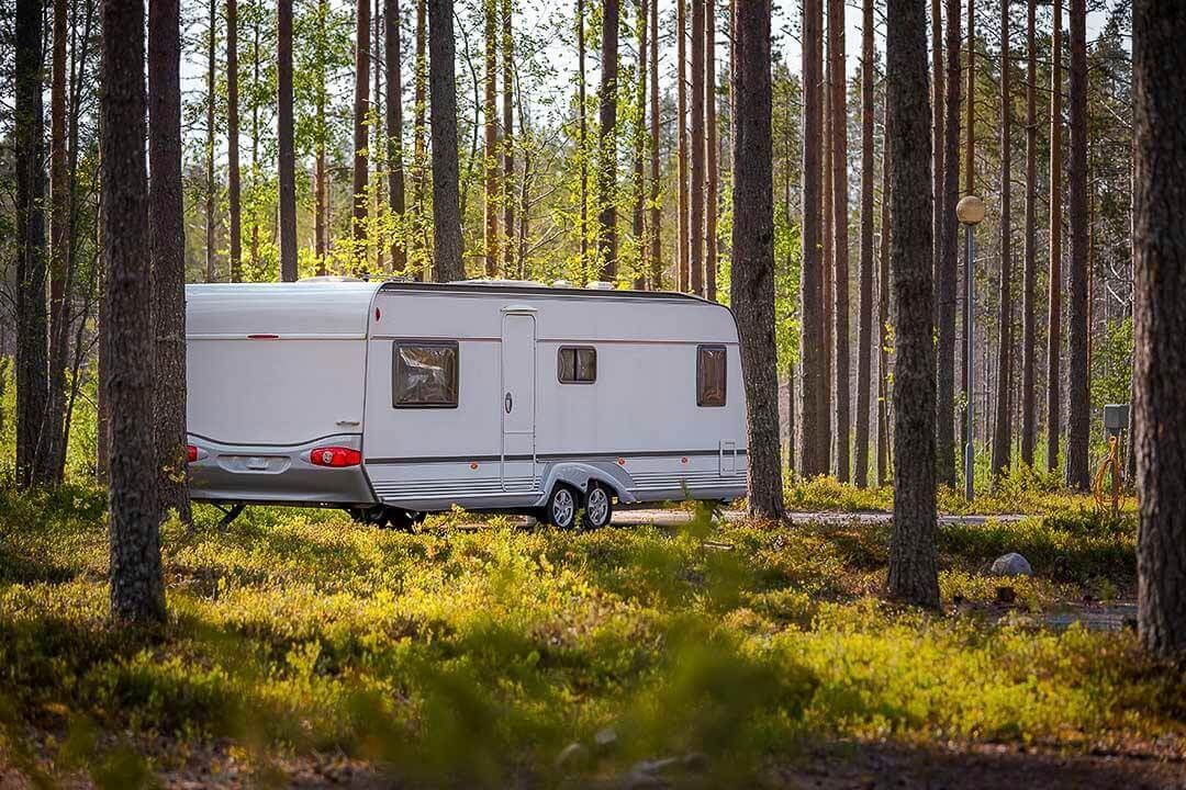 vue trois quart arrière d'une caravane