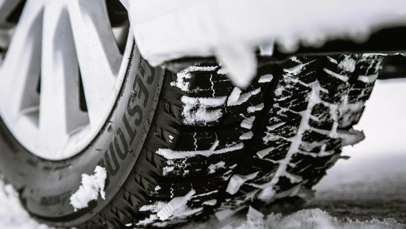 Vue de près du pneu Bridgestone Blizzak WS-90 sur route enneigé