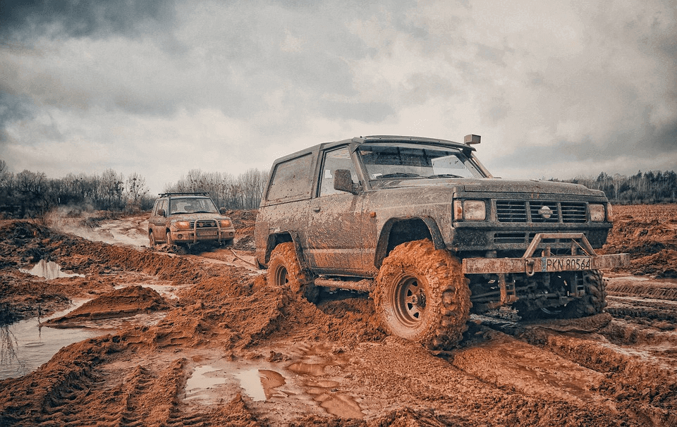 deux 4x4 dans une piste hors-route couvert de boues