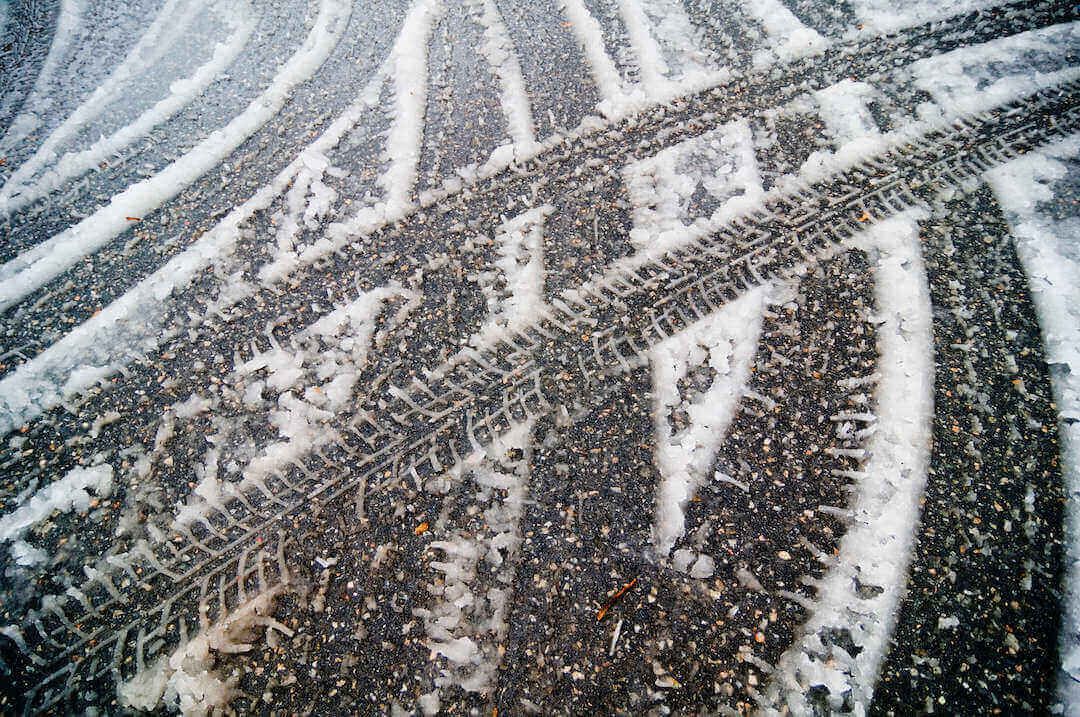 Traces de pneus haute performance et de pneus réguliers sur une surface enneigée