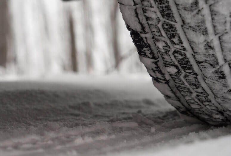 Plan rapproché d'un pneu d'hiver roulant sur la neige en toute sécurité