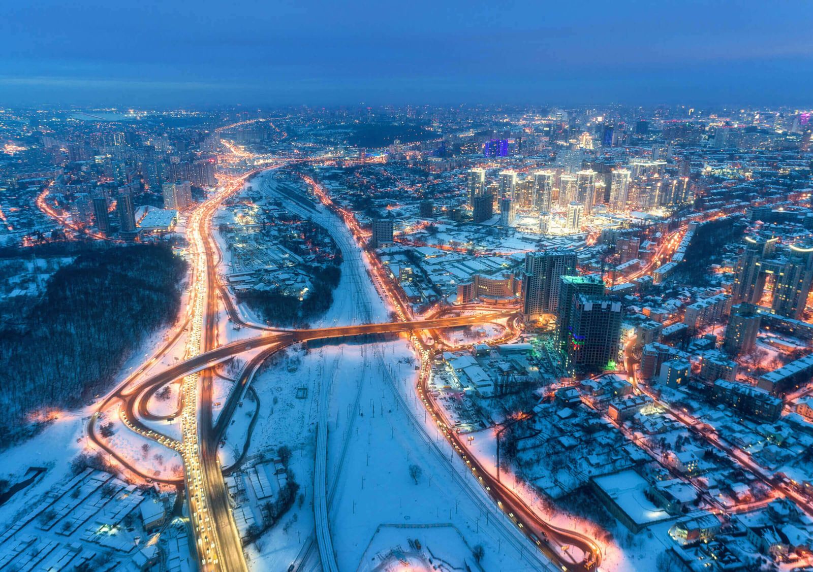 Vue aérienne de la belle ville moderne dans la nuit froide en hiver