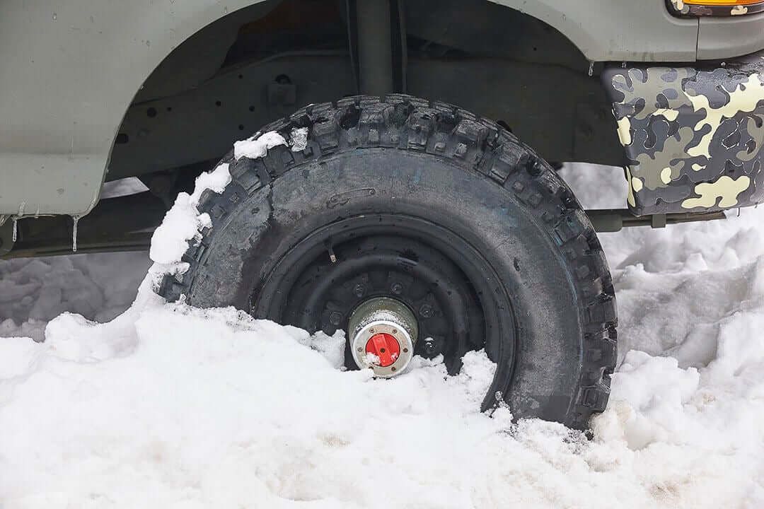 vue rapprochée d'un pneu de camion sous la neige